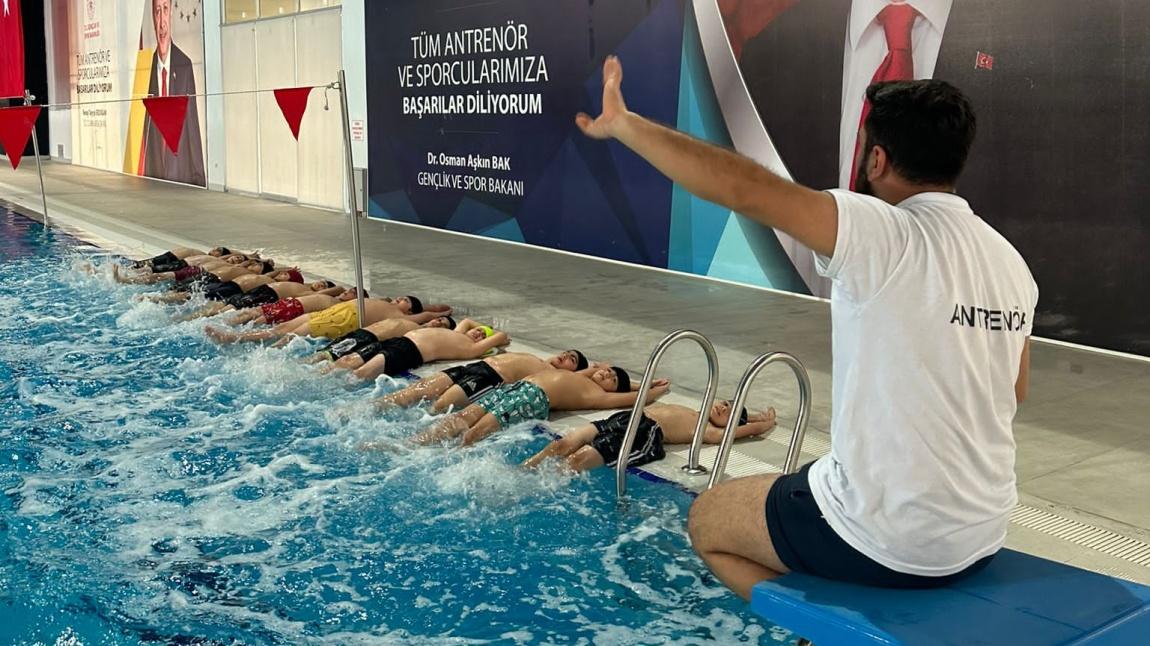 Okulumuzda yüzme bilmeyen öğrencilerimize yönelik ücretsiz yüzme kursu etkinliği yapılmıştır.